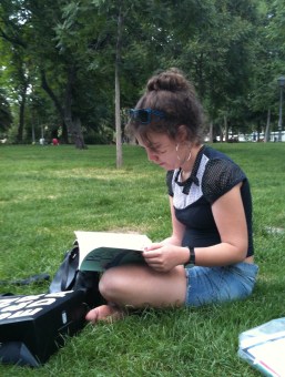 Mercedes leyendo en el parque